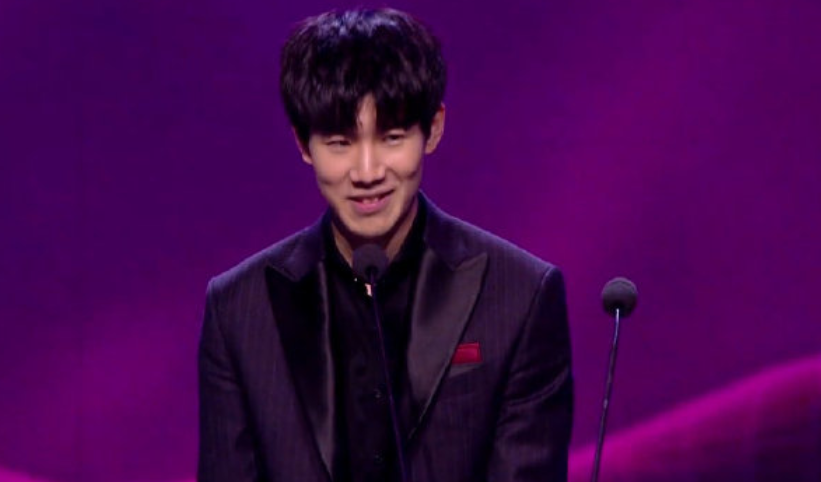 Kanavi 的肥胖Fuyego在中期失误，最终做出了贡献。 Anyone's Legend 冲动地发起了一场团战，被 Top Esports 扳平了比分。