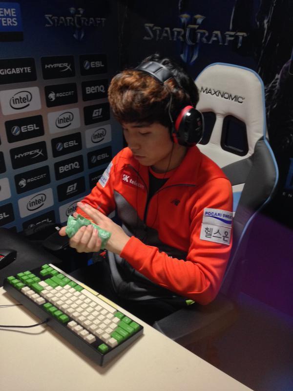 LPL主持张小薇晒照：听说发照片可以涨粉